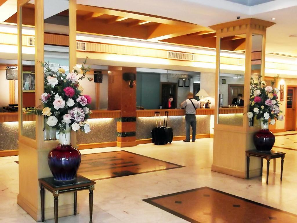 Ratchada City Hotel Banguecoque Exterior foto