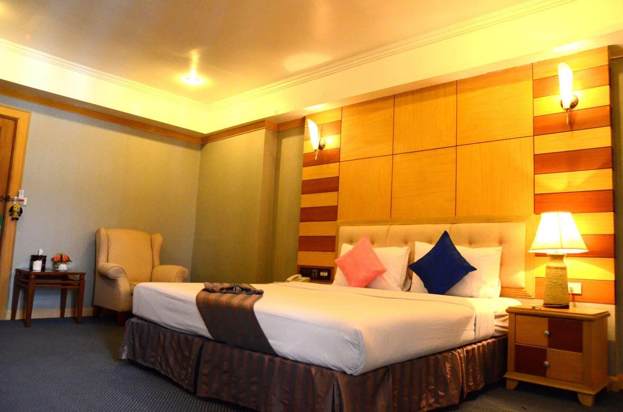 Ratchada City Hotel Banguecoque Exterior foto