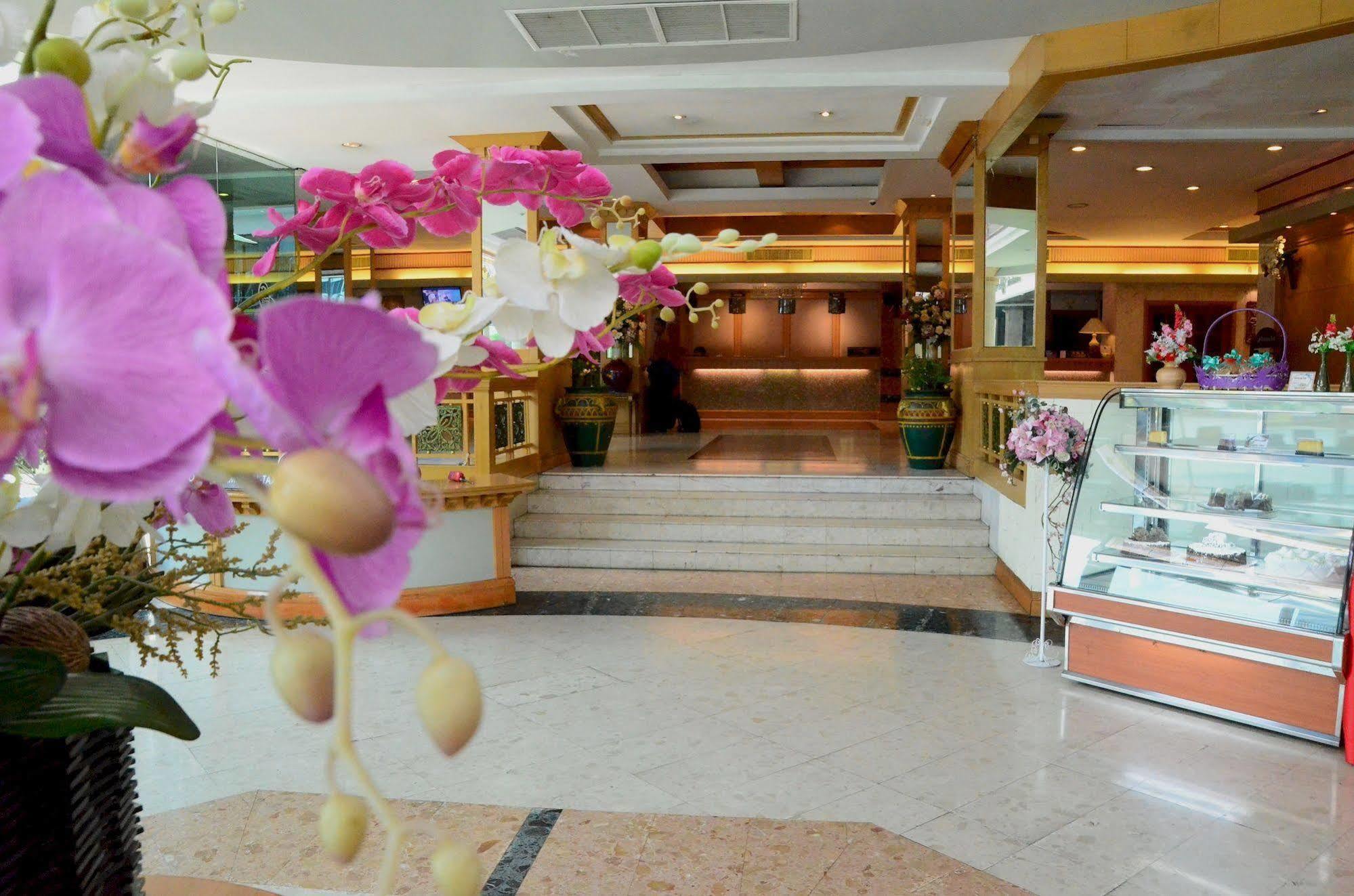 Ratchada City Hotel Banguecoque Exterior foto