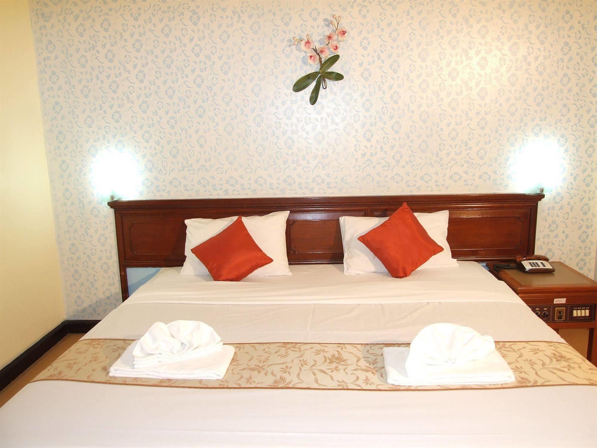 Ratchada City Hotel Banguecoque Exterior foto